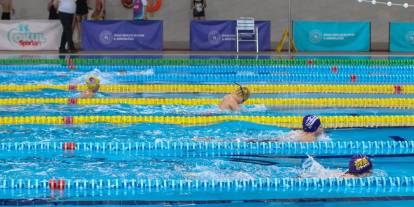 Sivas’ta Küçük Yüzücüler Kıyasıya Yarıştı