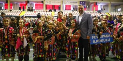 Sivas’ta öğrencilerden renkli halk oyunları gösterisi