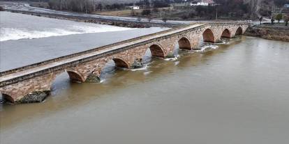 Kızılırmak Taştı, Tarihi Şahruh Köprüsü’nün 8 Gözü Suyla Doldu