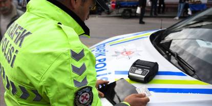 Sivas’ta polisin ihtarına uymayan sürücüye 420 bin lira ceza