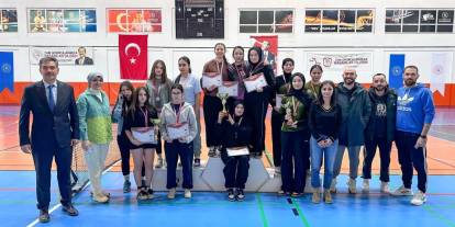 Sivas’ta Genç Kızlar Tenis Heyecanı: Şampiyonlar Kupasını Aldı