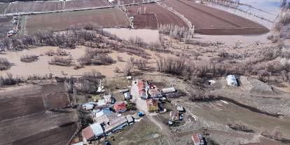 Sivas’ta eriyen kar suları çiftçiye can suyu oldu