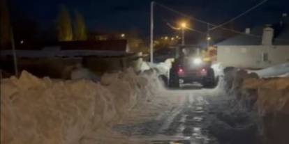 Sivas’ta Kar Kalınlığı İş Makinelerinin Boyunu Aştı