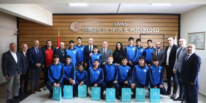 Sivaslı sporculardan motivasyon ziyareti