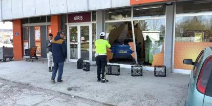 Fren yapmak yerine gaza basan otomobil süpermarkete girdi