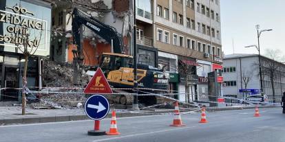 Sivas'ta yıkım sırasında hasar gören yan bina boşaltıldı