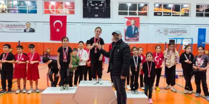 Sivas’ta minik badmintoncular madalya için yarıştı
