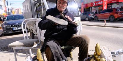 Ayakkabı boyarken ilçenin tarihini biriktirdi