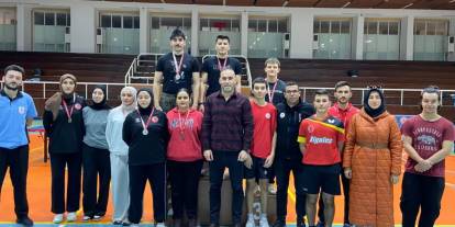 Öğrenciler Raketleriyle Şampiyonluk İçin Yarıştı