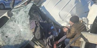 Sivas’ta ticari araç bariyere çarptı, sürücü yaralandı