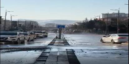 Sivas’ta ana hat su borusu patladı, yollar göle döndü
