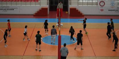 CÜ Tıp Fakültesi öğrencileri sahada ter döktü