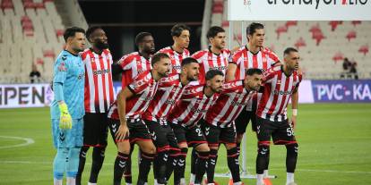 Yiğidolar çubuklu formayla sahada