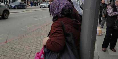 Sivas'ta vatandaşlar otobüsü ayakta bekliyor