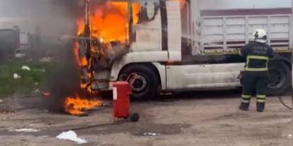 Park halindeki tır alev alev yandı! Uykudaki şoför canını zor kurtardı