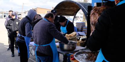 Sivas'ta polis döner kesti, sürücülere ikram etti