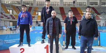 Güreşte madalyalar sahiplerini buldu