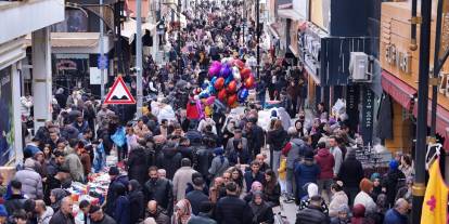 Sivas'ta cadde ve sokaklarda alışveriş yoğunluğu
