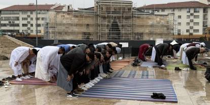 Sivas'ta yabancı öğrenciler yağmur altında saf tuttu