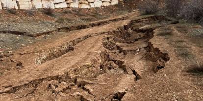 Sivas'ta heyelan: Yolda uzun yarıklar oluştu