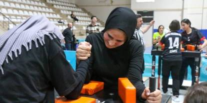 Sivas’ta Yıldız Kızlar Bilek Güreşi Heyecanı