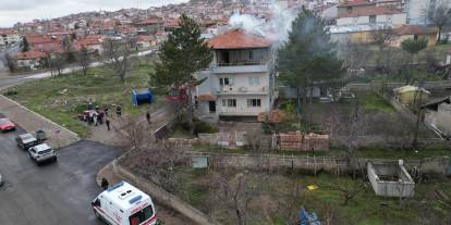 Sivas'ta soba bacası yangını, 2 kişi hastaneye kaldırıldı