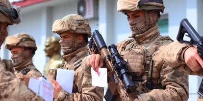 Minik eller yazdı, Kato'da Mehmetçik duygulandı!