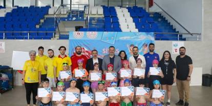 Sivas’ta minik yüzücüler belgelerini aldı