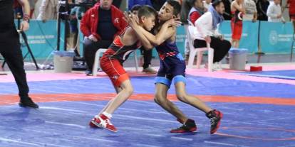 Sivas’ta güreş grup müsabakaları nefes kesti