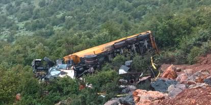 Uçuruma devrilen TIR’ın şoförü öldü