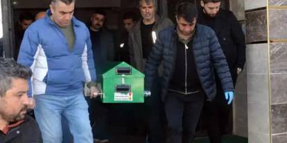 Babasını boğazını keserek öldürdü