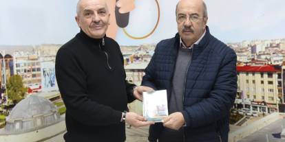 Sivaslı yazar Özyalçın’dan Karahan’a kitap hediyesi