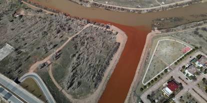 Sivas’ta Fadlum Çayı Kızılırmak’ı kızıl renge boyadı