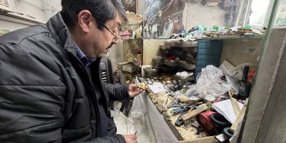 44 yıldır tarihi saatlere ince ayar veriyor