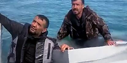 Su alan teknedeki 3 kişiyi, balıkçılar kurtardı