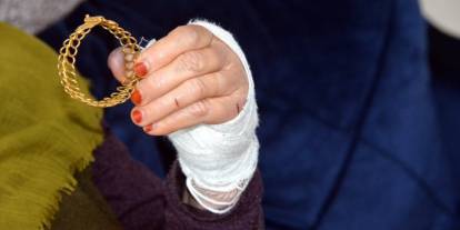 85 yaşındaki komşu kadını bıçakla yaralayıp bileziklerini gasbetti