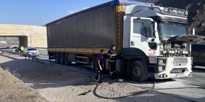 Sivas-Erzincan yolunda seyir halindeki TIR alev aldı