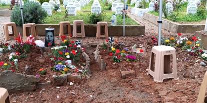 Katledilen çocukların mezar başında yürek yakan notlar