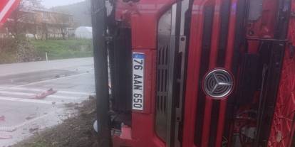 Sivas'ta devrilen TIR’ın sürücüsü yaralandı