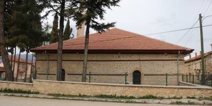 8 asırlık Afşar Cami zamana direniyor