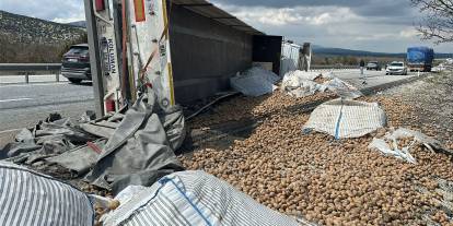 Patates yüklü TIR devrildi