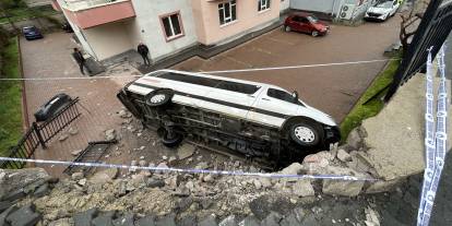 İşçi servisinin apartman bahçesine düşmesi sonucu 1 kişi yaralandı