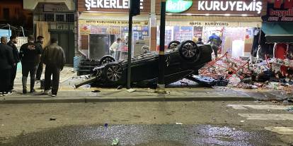 Sivas'ta otomobil iş yerlerine çarpıp, devrildi