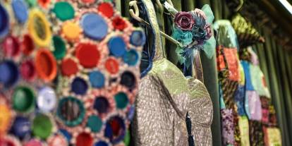 Çöpe atılan plastik atıklar portre ve kostüme dönüşüyor