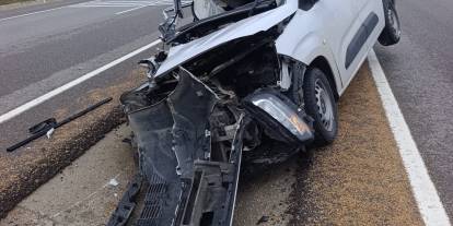 Sivas'ta feci kaza: Hafif ticari araç tıra çarptı