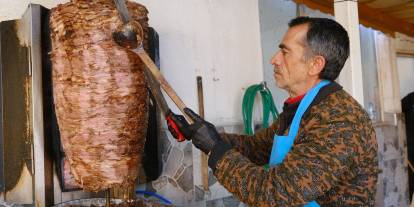 Sivas'ta camide çocuklara her hafta döner ikramı