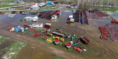 Sivas'ta araziler gölete döndü, tahliye çalışması başlatıldı