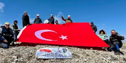 Sivaslı dağcılar Tecer Dağı zirvesinde Türk Bayrağı açtı
