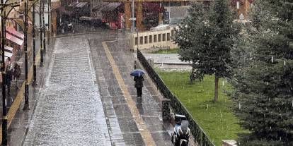 Sivas’ta sağanak yağış vatandaşlara zor anlar yaşattı