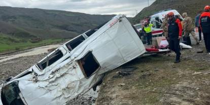 Yolcu minibüsü dere yatağına yuvarlandı: 16 yaralı